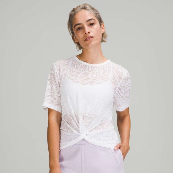 Lululemon Crescent Tee Off Veil White Crop Shirt Size 2 Yoga Pilates - Picture 1 of 4